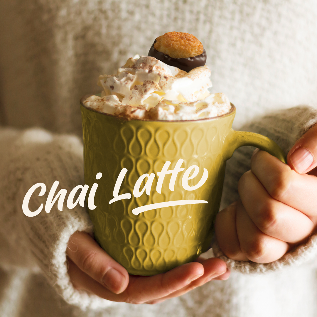 Chai Latte mit Mini Kokoskuppel in einer Tasse angerichtet