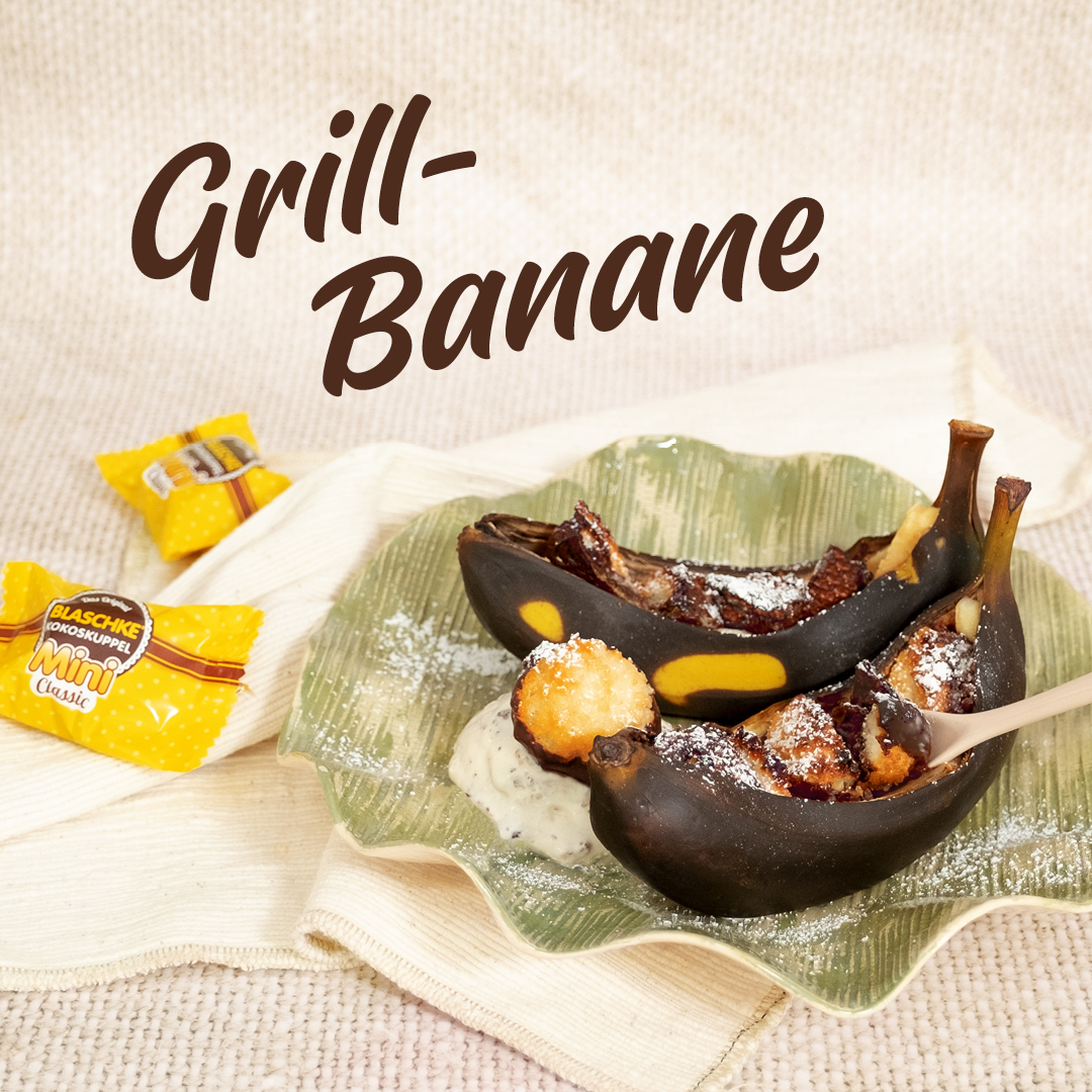 Grill-Banane auf einem Teller mit Mini Kokoskuppeln angerichtet
