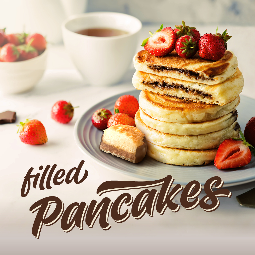 Gefüllte Pancakes mit Erdbeeren und Mini Kokoskuppel angerichtet