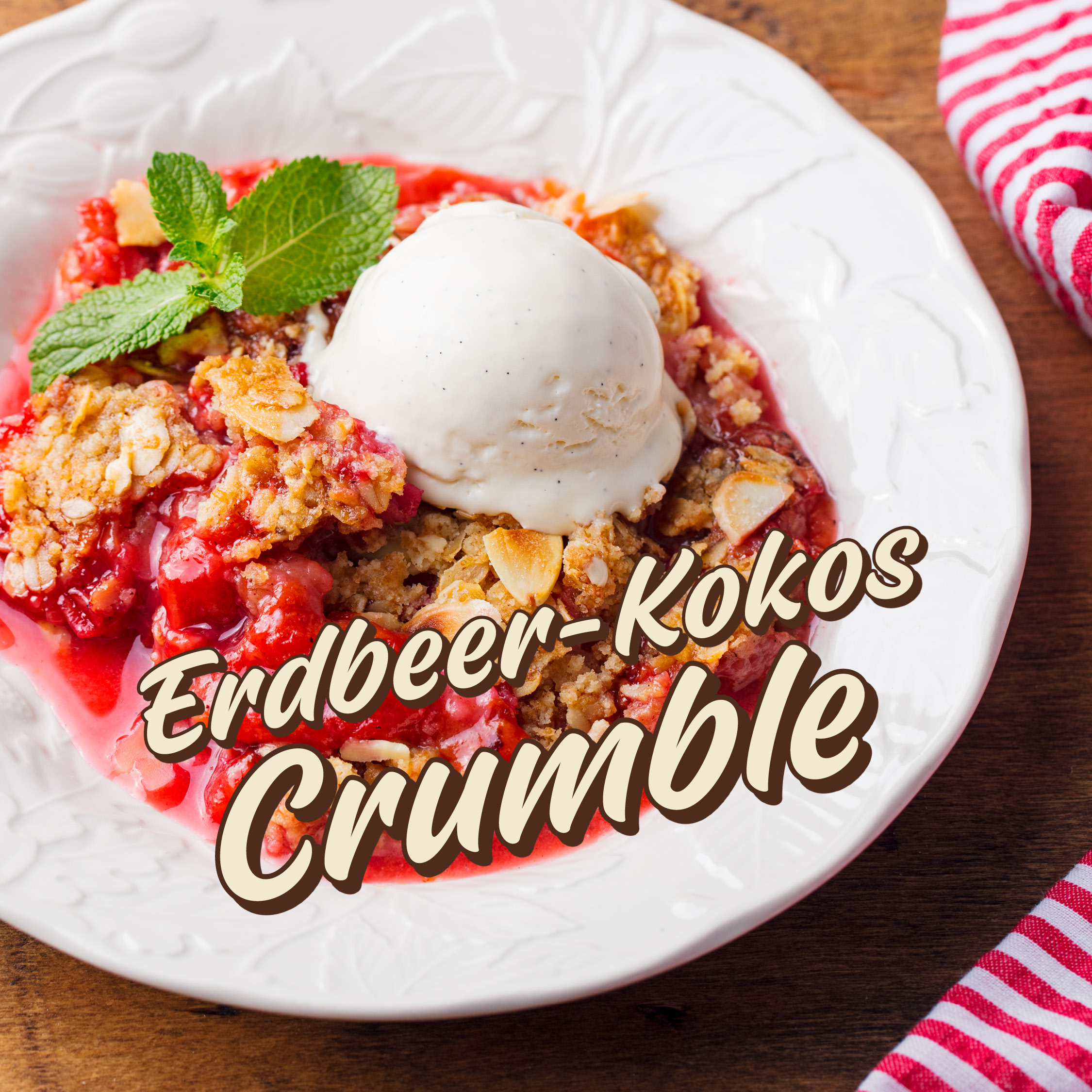 Erdbeer-Kokos-Crumble in einem weißen Teller mit einer Kugel Vanilleeis serviert